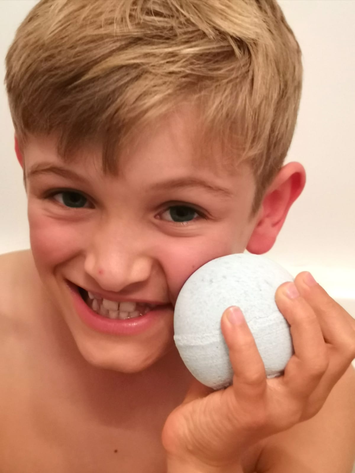 Boy in the bath with a blue Jumbo Bath Bomb Sprudel