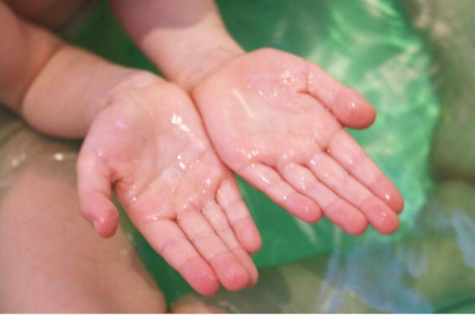 Kids bath bombs are non-staining: child's clean hands after bath time